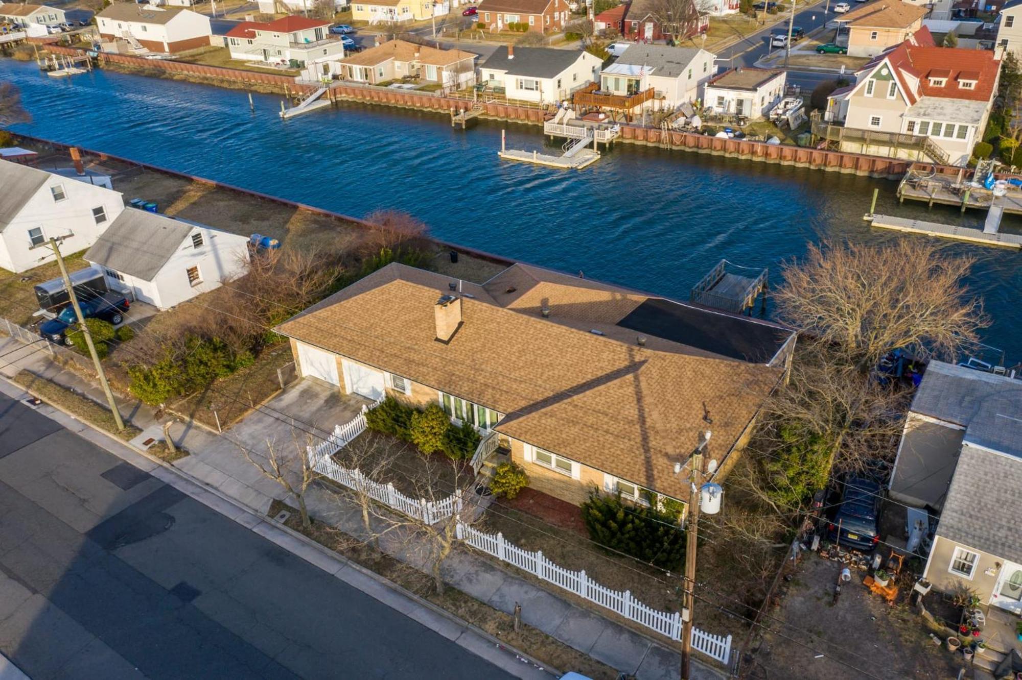 Spacious Waterfront Atlantic Living With Rec Holiday home
