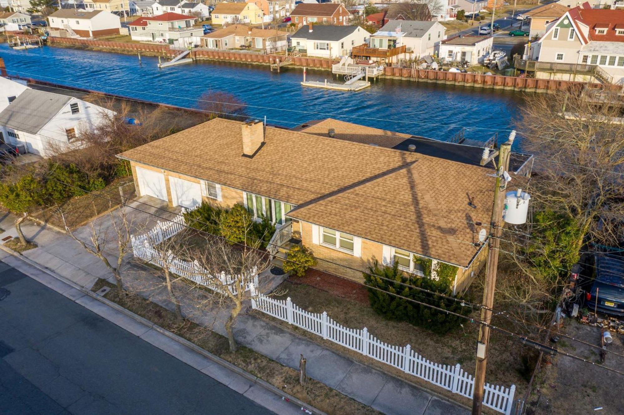 Spacious Waterfront Atlantic Living With Rec *